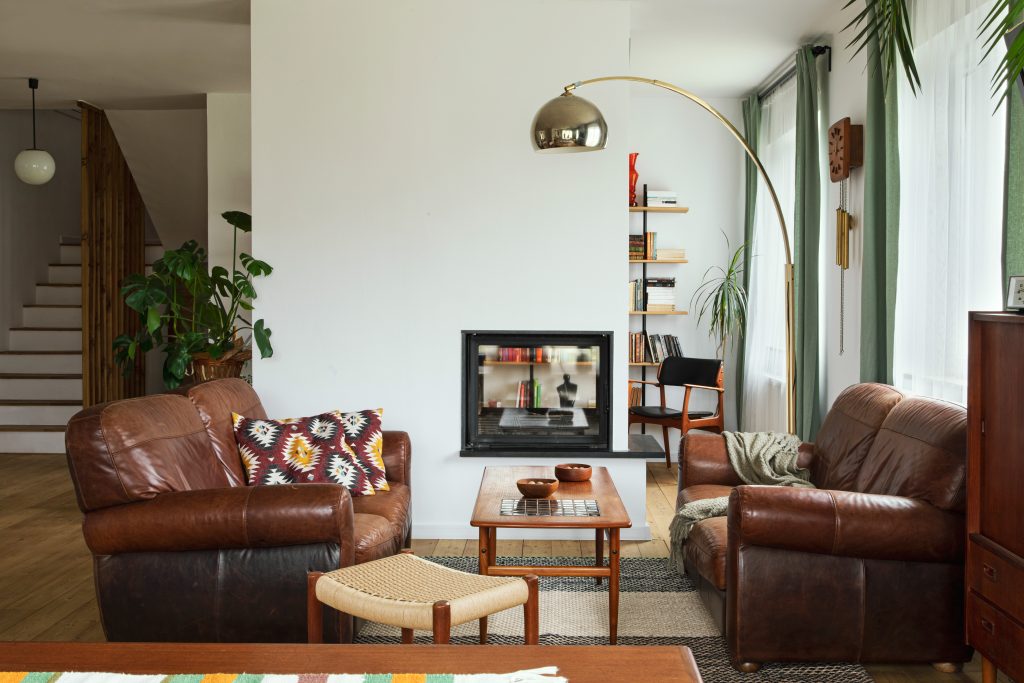 Intérieur design mid-century avec divan en cuir